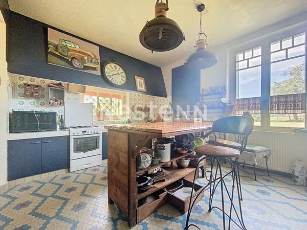 Maison d'architecte à vendre Vayrac 3 chambres, Cuisine aménagée et équipée, Véranda, Climatisation, double garage, Terrain arboré 900m2