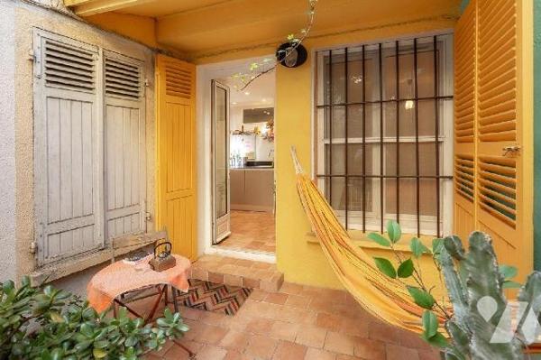 COUP DE COEUR - T2 ATYPIQUE AVEC TERRASSE A L'ENTREE DU PANIER.

À deux pas du Vieux-Port de ...