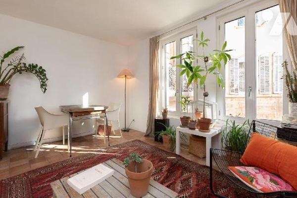 COUP DE COEUR - T2 ATYPIQUE AVEC TERRASSE A L'ENTREE DU PANIER.

À deux pas du Vieux-Port de ...