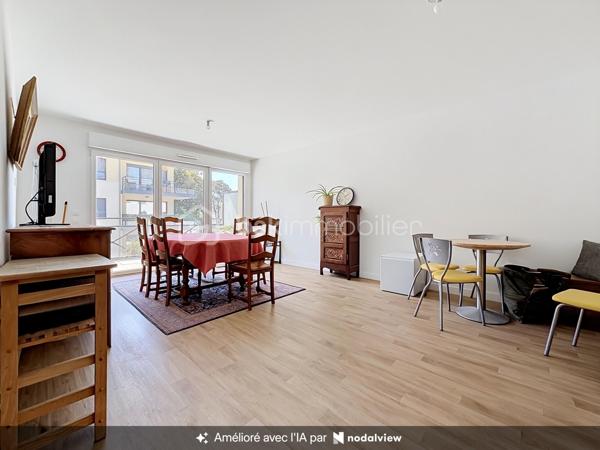 Nous vous proposons en EXCLUSIVITE cet appartement de 3 pièces au premier étage d'une résidence récente de 2021 avec ascenseur qui se compose d'une entrée avec ses rangements, d'un séjour double avec sa cuisine ouverte donnant sur un balcon exposé plein sud, de deux chambres, d'une salle d'eau et un d'wc. Une cave complète l'appartement. L'appartement est proche de toutes les commodités (écoles, commerces et transports) car à deux pas de la mairie. Il est possible d'acheter en option un garage en sous-sol pour 16000 euros supplémentaires. Rare sur le secteur une visite s'impose.