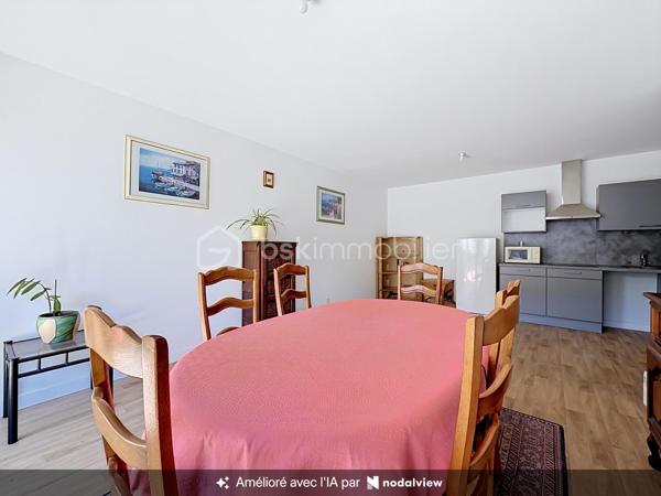 Nous vous proposons en EXCLUSIVITE cet appartement de 3 pièces au premier étage d'une résidence récente de 2021 avec ascenseur qui se compose d'une entrée avec ses rangements, d'un séjour double avec sa cuisine ouverte donnant sur un balcon exposé plein sud, de deux chambres, d'une salle d'eau et un d'wc. Une cave complète l'appartement. L'appartement est proche de toutes les commodités (écoles, commerces et transports) car à deux pas de la mairie. Il est possible d'acheter en option un garage en sous-sol pour 16000 euros supplémentaires. Rare sur le secteur une visite s'impose.