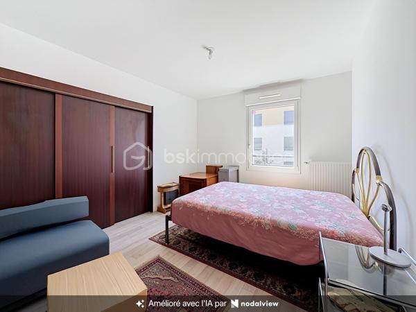 Nous vous proposons en EXCLUSIVITE cet appartement de 3 pièces au premier étage d'une résidence récente de 2021 avec ascenseur qui se compose d'une entrée avec ses rangements, d'un séjour double avec sa cuisine ouverte donnant sur un balcon exposé plein sud, de deux chambres, d'une salle d'eau et un d'wc. Une cave complète l'appartement. L'appartement est proche de toutes les commodités (écoles, commerces et transports) car à deux pas de la mairie. Il est possible d'acheter en option un garage en sous-sol pour 16000 euros supplémentaires. Rare sur le secteur une visite s'impose.