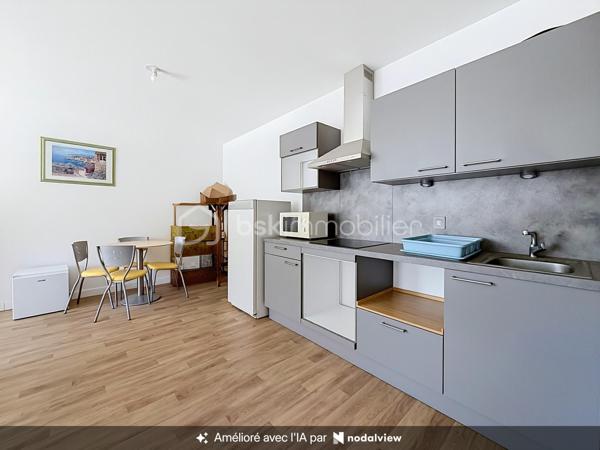 Nous vous proposons en EXCLUSIVITE cet appartement de 3 pièces au premier étage d'une résidence récente de 2021 avec ascenseur qui se compose d'une entrée avec ses rangements, d'un séjour double avec sa cuisine ouverte donnant sur un balcon exposé plein sud, de deux chambres, d'une salle d'eau et un d'wc. Une cave complète l'appartement. L'appartement est proche de toutes les commodités (écoles, commerces et transports) car à deux pas de la mairie. Il est possible d'acheter en option un garage en sous-sol pour 16000 euros supplémentaires. Rare sur le secteur une visite s'impose.