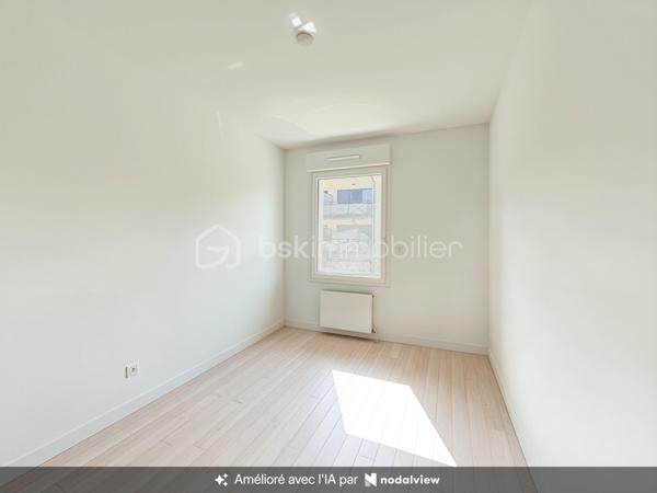 Nous vous proposons en EXCLUSIVITE cet appartement de 3 pièces au premier étage d'une résidence récente de 2021 avec ascenseur qui se compose d'une entrée avec ses rangements, d'un séjour double avec sa cuisine ouverte donnant sur un balcon exposé plein sud, de deux chambres, d'une salle d'eau et un d'wc. Une cave complète l'appartement. L'appartement est proche de toutes les commodités (écoles, commerces et transports) car à deux pas de la mairie. Il est possible d'acheter en option un garage en sous-sol pour 16000 euros supplémentaires. Rare sur le secteur une visite s'impose.