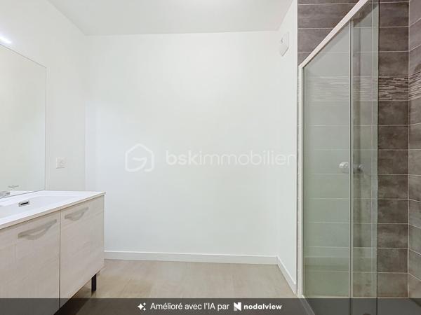 Nous vous proposons en EXCLUSIVITE cet appartement de 3 pièces au premier étage d'une résidence récente de 2021 avec ascenseur qui se compose d'une entrée avec ses rangements, d'un séjour double avec sa cuisine ouverte donnant sur un balcon exposé plein sud, de deux chambres, d'une salle d'eau et un d'wc. Une cave complète l'appartement. L'appartement est proche de toutes les commodités (écoles, commerces et transports) car à deux pas de la mairie. Il est possible d'acheter en option un garage en sous-sol pour 16000 euros supplémentaires. Rare sur le secteur une visite s'impose.