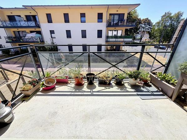 Nous vous proposons en EXCLUSIVITE cet appartement de 3 pièces au premier étage d'une résidence récente de 2021 avec ascenseur qui se compose d'une entrée avec ses rangements, d'un séjour double avec sa cuisine ouverte donnant sur un balcon exposé plein sud, de deux chambres, d'une salle d'eau et un d'wc. Une cave complète l'appartement. L'appartement est proche de toutes les commodités (écoles, commerces et transports) car à deux pas de la mairie. Il est possible d'acheter en option un garage en sous-sol pour 16000 euros supplémentaires. Rare sur le secteur une visite s'impose.