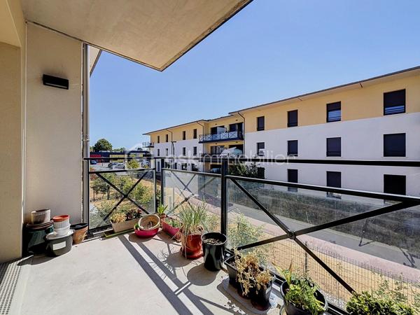 Nous vous proposons en EXCLUSIVITE cet appartement de 3 pièces au premier étage d'une résidence récente de 2021 avec ascenseur qui se compose d'une entrée avec ses rangements, d'un séjour double avec sa cuisine ouverte donnant sur un balcon exposé plein sud, de deux chambres, d'une salle d'eau et un d'wc. Une cave complète l'appartement. L'appartement est proche de toutes les commodités (écoles, commerces et transports) car à deux pas de la mairie. Il est possible d'acheter en option un garage en sous-sol pour 16000 euros supplémentaires. Rare sur le secteur une visite s'impose.