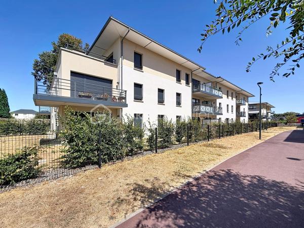 Nous vous proposons en EXCLUSIVITE cet appartement de 3 pièces au premier étage d'une résidence récente de 2021 avec ascenseur qui se compose d'une entrée avec ses rangements, d'un séjour double avec sa cuisine ouverte donnant sur un balcon exposé plein sud, de deux chambres, d'une salle d'eau et un d'wc. Une cave complète l'appartement. L'appartement est proche de toutes les commodités (écoles, commerces et transports) car à deux pas de la mairie. Il est possible d'acheter en option un garage en sous-sol pour 16000 euros supplémentaires. Rare sur le secteur une visite s'impose.