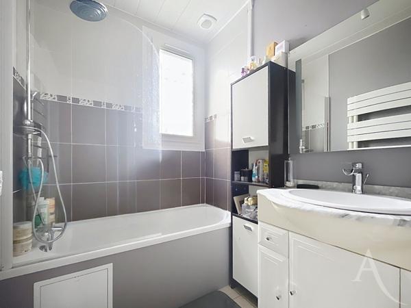 Maison 4 piéces - 2 chambres - sous-sol total - jardin - BONNIERES SUR SEINE - centre ville