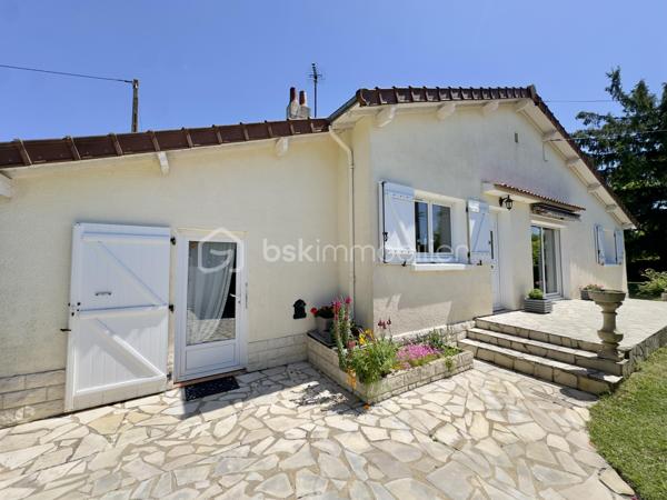 Découvrez cette jolie Maison de Plain pied, secteur EST, proche du parc du verger.

Située dans une impasse, Cette Maison de 104 m² habitables environ d'architecture de type landaise construite en 1965 sur une parcelle de 1345 m² se compose : 

- Entrée (dont couloir en L) d'une surface totale d'environ 7 m² avec 1 placard mural, desservant les pièces de vie ainsi que la partie nuit.
- Grande pièce de séjour de 30.5 m² lumineuse dont une partie salle à manger donnant accès à la terrasse orientée à l'Ouest et une partie salon avec cheminée à foyer ouvert.
- Cuisine aménagée et équipée de 9.6 m² donnant sur une arrière cuisine d'environ 16 m² et un cellier / Chaufferie de 13 m² avec chauffage, fenêtre et volet roulant.
- Deux chambres de 11.5 m² et 9.5 m² toutes deux côté jardin et équipées de placards muraux.
- Salle d'eau de 4 m².
- WC indépendant.

En complément de la surface habitable:  Combles par accès extérieur d'une surface de 22 m² au sol, dont une partie est aménagée et chauffée.

2 garages avec accès indépendant (Portail séparé), et portillon pour accéder directement au jardin.

Joli jardin clos, sans vis à vis, facile d'entretien avec un terrain plat.

Terrain composé de deux parcelles de 835 m² et 510 m² pour une superficie totale de 1345 m².

Couverture en tuile en bon état visuel, huisseries PVC double vitrage avec volets roulants électrique + volets battants PVC (sauf WC fenêtre simple vitrage bois sans volet).
Chauffage principal au fioul + cheminée à foyer ouvert (chauffage d'à point).
Raccordement tout à l'égout.

Maison des années 60 avec un très beau potentiel à proximité du centre-ville, ligne de bus à 60 mètres, accès rocade à 1 minute.
Parc du verger à 1 minute en voiture et 12 minutes à pied.