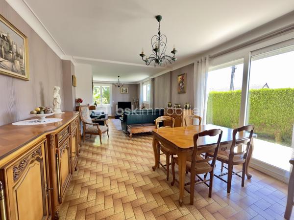 Découvrez cette jolie Maison de Plain pied, secteur EST, proche du parc du verger.

Située dans une impasse, Cette Maison de 104 m² habitables environ d'architecture de type landaise construite en 1965 sur une parcelle de 1345 m² se compose : 

- Entrée (dont couloir en L) d'une surface totale d'environ 7 m² avec 1 placard mural, desservant les pièces de vie ainsi que la partie nuit.
- Grande pièce de séjour de 30.5 m² lumineuse dont une partie salle à manger donnant accès à la terrasse orientée à l'Ouest et une partie salon avec cheminée à foyer ouvert.
- Cuisine aménagée et équipée de 9.6 m² donnant sur une arrière cuisine d'environ 16 m² et un cellier / Chaufferie de 13 m² avec chauffage, fenêtre et volet roulant.
- Deux chambres de 11.5 m² et 9.5 m² toutes deux côté jardin et équipées de placards muraux.
- Salle d'eau de 4 m².
- WC indépendant.

En complément de la surface habitable:  Combles par accès extérieur d'une surface de 22 m² au sol, dont une partie est aménagée et chauffée.

2 garages avec accès indépendant (Portail séparé), et portillon pour accéder directement au jardin.

Joli jardin clos, sans vis à vis, facile d'entretien avec un terrain plat.

Terrain composé de deux parcelles de 835 m² et 510 m² pour une superficie totale de 1345 m².

Couverture en tuile en bon état visuel, huisseries PVC double vitrage avec volets roulants électrique + volets battants PVC (sauf WC fenêtre simple vitrage bois sans volet).
Chauffage principal au fioul + cheminée à foyer ouvert (chauffage d'à point).
Raccordement tout à l'égout.

Maison des années 60 avec un très beau potentiel à proximité du centre-ville, ligne de bus à 60 mètres, accès rocade à 1 minute.
Parc du verger à 1 minute en voiture et 12 minutes à pied.