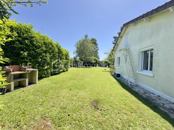 Découvrez cette jolie Maison de Plain pied, secteur EST, proche du parc du verger.

Située dans une impasse, Cette Maison de 104 m² habitables environ d'architecture de type landaise construite en 1965 sur une parcelle de 1345 m² se compose : 

- Entrée (dont couloir en L) d'une surface totale d'environ 7 m² avec 1 placard mural, desservant les pièces de vie ainsi que la partie nuit.
- Grande pièce de séjour de 30.5 m² lumineuse dont une partie salle à manger donnant accès à la terrasse orientée à l'Ouest et une partie salon avec cheminée à foyer ouvert.
- Cuisine aménagée et équipée de 9.6 m² donnant sur une arrière cuisine d'environ 16 m² et un cellier / Chaufferie de 13 m² avec chauffage, fenêtre et volet roulant.
- Deux chambres de 11.5 m² et 9.5 m² toutes deux côté jardin et équipées de placards muraux.
- Salle d'eau de 4 m².
- WC indépendant.

En complément de la surface habitable:  Combles par accès extérieur d'une surface de 22 m² au sol, dont une partie est aménagée et chauffée.

2 garages avec accès indépendant (Portail séparé), et portillon pour accéder directement au jardin.

Joli jardin clos, sans vis à vis, facile d'entretien avec un terrain plat.

Terrain composé de deux parcelles de 835 m² et 510 m² pour une superficie totale de 1345 m².

Couverture en tuile en bon état visuel, huisseries PVC double vitrage avec volets roulants électrique + volets battants PVC (sauf WC fenêtre simple vitrage bois sans volet).
Chauffage principal au fioul + cheminée à foyer ouvert (chauffage d'à point).
Raccordement tout à l'égout.

Maison des années 60 avec un très beau potentiel à proximité du centre-ville, ligne de bus à 60 mètres, accès rocade à 1 minute.
Parc du verger à 1 minute en voiture et 12 minutes à pied.