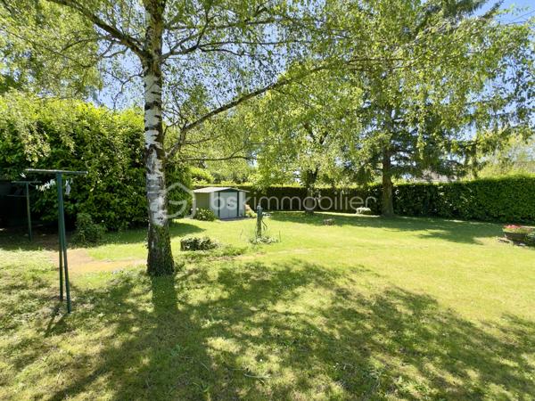 Découvrez cette jolie Maison de Plain pied, secteur EST, proche du parc du verger.

Située dans une impasse, Cette Maison de 104 m² habitables environ d'architecture de type landaise construite en 1965 sur une parcelle de 1345 m² se compose : 

- Entrée (dont couloir en L) d'une surface totale d'environ 7 m² avec 1 placard mural, desservant les pièces de vie ainsi que la partie nuit.
- Grande pièce de séjour de 30.5 m² lumineuse dont une partie salle à manger donnant accès à la terrasse orientée à l'Ouest et une partie salon avec cheminée à foyer ouvert.
- Cuisine aménagée et équipée de 9.6 m² donnant sur une arrière cuisine d'environ 16 m² et un cellier / Chaufferie de 13 m² avec chauffage, fenêtre et volet roulant.
- Deux chambres de 11.5 m² et 9.5 m² toutes deux côté jardin et équipées de placards muraux.
- Salle d'eau de 4 m².
- WC indépendant.

En complément de la surface habitable:  Combles par accès extérieur d'une surface de 22 m² au sol, dont une partie est aménagée et chauffée.

2 garages avec accès indépendant (Portail séparé), et portillon pour accéder directement au jardin.

Joli jardin clos, sans vis à vis, facile d'entretien avec un terrain plat.

Terrain composé de deux parcelles de 835 m² et 510 m² pour une superficie totale de 1345 m².

Couverture en tuile en bon état visuel, huisseries PVC double vitrage avec volets roulants électrique + volets battants PVC (sauf WC fenêtre simple vitrage bois sans volet).
Chauffage principal au fioul + cheminée à foyer ouvert (chauffage d'à point).
Raccordement tout à l'égout.

Maison des années 60 avec un très beau potentiel à proximité du centre-ville, ligne de bus à 60 mètres, accès rocade à 1 minute.
Parc du verger à 1 minute en voiture et 12 minutes à pied.