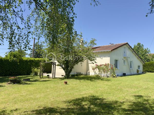 Découvrez cette jolie Maison de Plain pied, secteur EST, proche du parc du verger.

Située dans une impasse, Cette Maison de 104 m² habitables environ d'architecture de type landaise construite en 1965 sur une parcelle de 1345 m² se compose : 

- Entrée (dont couloir en L) d'une surface totale d'environ 7 m² avec 1 placard mural, desservant les pièces de vie ainsi que la partie nuit.
- Grande pièce de séjour de 30.5 m² lumineuse dont une partie salle à manger donnant accès à la terrasse orientée à l'Ouest et une partie salon avec cheminée à foyer ouvert.
- Cuisine aménagée et équipée de 9.6 m² donnant sur une arrière cuisine d'environ 16 m² et un cellier / Chaufferie de 13 m² avec chauffage, fenêtre et volet roulant.
- Deux chambres de 11.5 m² et 9.5 m² toutes deux côté jardin et équipées de placards muraux.
- Salle d'eau de 4 m².
- WC indépendant.

En complément de la surface habitable:  Combles par accès extérieur d'une surface de 22 m² au sol, dont une partie est aménagée et chauffée.

2 garages avec accès indépendant (Portail séparé), et portillon pour accéder directement au jardin.

Joli jardin clos, sans vis à vis, facile d'entretien avec un terrain plat.

Terrain composé de deux parcelles de 835 m² et 510 m² pour une superficie totale de 1345 m².

Couverture en tuile en bon état visuel, huisseries PVC double vitrage avec volets roulants électrique + volets battants PVC (sauf WC fenêtre simple vitrage bois sans volet).
Chauffage principal au fioul + cheminée à foyer ouvert (chauffage d'à point).
Raccordement tout à l'égout.

Maison des années 60 avec un très beau potentiel à proximité du centre-ville, ligne de bus à 60 mètres, accès rocade à 1 minute.
Parc du verger à 1 minute en voiture et 12 minutes à pied.