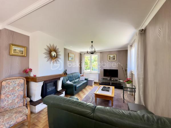 Découvrez cette jolie Maison de Plain pied, secteur EST, proche du parc du verger.

Située dans une impasse, Cette Maison de 104 m² habitables environ d'architecture de type landaise construite en 1965 sur une parcelle de 1345 m² se compose : 

- Entrée (dont couloir en L) d'une surface totale d'environ 7 m² avec 1 placard mural, desservant les pièces de vie ainsi que la partie nuit.
- Grande pièce de séjour de 30.5 m² lumineuse dont une partie salle à manger donnant accès à la terrasse orientée à l'Ouest et une partie salon avec cheminée à foyer ouvert.
- Cuisine aménagée et équipée de 9.6 m² donnant sur une arrière cuisine d'environ 16 m² et un cellier / Chaufferie de 13 m² avec chauffage, fenêtre et volet roulant.
- Deux chambres de 11.5 m² et 9.5 m² toutes deux côté jardin et équipées de placards muraux.
- Salle d'eau de 4 m².
- WC indépendant.

En complément de la surface habitable:  Combles par accès extérieur d'une surface de 22 m² au sol, dont une partie est aménagée et chauffée.

2 garages avec accès indépendant (Portail séparé), et portillon pour accéder directement au jardin.

Joli jardin clos, sans vis à vis, facile d'entretien avec un terrain plat.

Terrain composé de deux parcelles de 835 m² et 510 m² pour une superficie totale de 1345 m².

Couverture en tuile en bon état visuel, huisseries PVC double vitrage avec volets roulants électrique + volets battants PVC (sauf WC fenêtre simple vitrage bois sans volet).
Chauffage principal au fioul + cheminée à foyer ouvert (chauffage d'à point).
Raccordement tout à l'égout.

Maison des années 60 avec un très beau potentiel à proximité du centre-ville, ligne de bus à 60 mètres, accès rocade à 1 minute.
Parc du verger à 1 minute en voiture et 12 minutes à pied.
