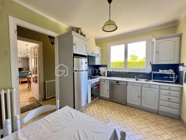 Découvrez cette jolie Maison de Plain pied, secteur EST, proche du parc du verger.

Située dans une impasse, Cette Maison de 104 m² habitables environ d'architecture de type landaise construite en 1965 sur une parcelle de 1345 m² se compose : 

- Entrée (dont couloir en L) d'une surface totale d'environ 7 m² avec 1 placard mural, desservant les pièces de vie ainsi que la partie nuit.
- Grande pièce de séjour de 30.5 m² lumineuse dont une partie salle à manger donnant accès à la terrasse orientée à l'Ouest et une partie salon avec cheminée à foyer ouvert.
- Cuisine aménagée et équipée de 9.6 m² donnant sur une arrière cuisine d'environ 16 m² et un cellier / Chaufferie de 13 m² avec chauffage, fenêtre et volet roulant.
- Deux chambres de 11.5 m² et 9.5 m² toutes deux côté jardin et équipées de placards muraux.
- Salle d'eau de 4 m².
- WC indépendant.

En complément de la surface habitable:  Combles par accès extérieur d'une surface de 22 m² au sol, dont une partie est aménagée et chauffée.

2 garages avec accès indépendant (Portail séparé), et portillon pour accéder directement au jardin.

Joli jardin clos, sans vis à vis, facile d'entretien avec un terrain plat.

Terrain composé de deux parcelles de 835 m² et 510 m² pour une superficie totale de 1345 m².

Couverture en tuile en bon état visuel, huisseries PVC double vitrage avec volets roulants électrique + volets battants PVC (sauf WC fenêtre simple vitrage bois sans volet).
Chauffage principal au fioul + cheminée à foyer ouvert (chauffage d'à point).
Raccordement tout à l'égout.

Maison des années 60 avec un très beau potentiel à proximité du centre-ville, ligne de bus à 60 mètres, accès rocade à 1 minute.
Parc du verger à 1 minute en voiture et 12 minutes à pied.