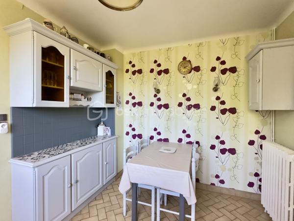 Découvrez cette jolie Maison de Plain pied, secteur EST, proche du parc du verger.

Située dans une impasse, Cette Maison de 104 m² habitables environ d'architecture de type landaise construite en 1965 sur une parcelle de 1345 m² se compose : 

- Entrée (dont couloir en L) d'une surface totale d'environ 7 m² avec 1 placard mural, desservant les pièces de vie ainsi que la partie nuit.
- Grande pièce de séjour de 30.5 m² lumineuse dont une partie salle à manger donnant accès à la terrasse orientée à l'Ouest et une partie salon avec cheminée à foyer ouvert.
- Cuisine aménagée et équipée de 9.6 m² donnant sur une arrière cuisine d'environ 16 m² et un cellier / Chaufferie de 13 m² avec chauffage, fenêtre et volet roulant.
- Deux chambres de 11.5 m² et 9.5 m² toutes deux côté jardin et équipées de placards muraux.
- Salle d'eau de 4 m².
- WC indépendant.

En complément de la surface habitable:  Combles par accès extérieur d'une surface de 22 m² au sol, dont une partie est aménagée et chauffée.

2 garages avec accès indépendant (Portail séparé), et portillon pour accéder directement au jardin.

Joli jardin clos, sans vis à vis, facile d'entretien avec un terrain plat.

Terrain composé de deux parcelles de 835 m² et 510 m² pour une superficie totale de 1345 m².

Couverture en tuile en bon état visuel, huisseries PVC double vitrage avec volets roulants électrique + volets battants PVC (sauf WC fenêtre simple vitrage bois sans volet).
Chauffage principal au fioul + cheminée à foyer ouvert (chauffage d'à point).
Raccordement tout à l'égout.

Maison des années 60 avec un très beau potentiel à proximité du centre-ville, ligne de bus à 60 mètres, accès rocade à 1 minute.
Parc du verger à 1 minute en voiture et 12 minutes à pied.