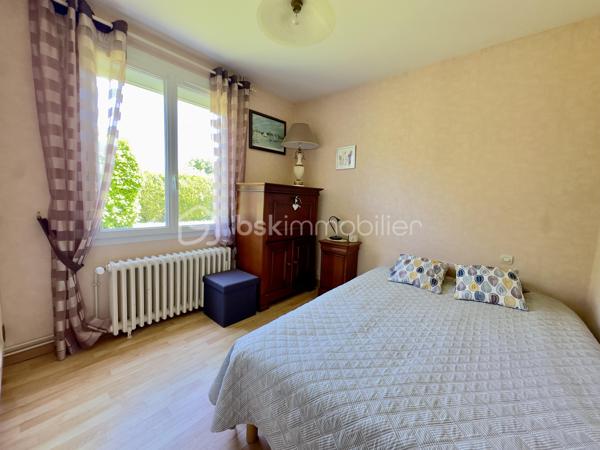 Découvrez cette jolie Maison de Plain pied, secteur EST, proche du parc du verger.

Située dans une impasse, Cette Maison de 104 m² habitables environ d'architecture de type landaise construite en 1965 sur une parcelle de 1345 m² se compose : 

- Entrée (dont couloir en L) d'une surface totale d'environ 7 m² avec 1 placard mural, desservant les pièces de vie ainsi que la partie nuit.
- Grande pièce de séjour de 30.5 m² lumineuse dont une partie salle à manger donnant accès à la terrasse orientée à l'Ouest et une partie salon avec cheminée à foyer ouvert.
- Cuisine aménagée et équipée de 9.6 m² donnant sur une arrière cuisine d'environ 16 m² et un cellier / Chaufferie de 13 m² avec chauffage, fenêtre et volet roulant.
- Deux chambres de 11.5 m² et 9.5 m² toutes deux côté jardin et équipées de placards muraux.
- Salle d'eau de 4 m².
- WC indépendant.

En complément de la surface habitable:  Combles par accès extérieur d'une surface de 22 m² au sol, dont une partie est aménagée et chauffée.

2 garages avec accès indépendant (Portail séparé), et portillon pour accéder directement au jardin.

Joli jardin clos, sans vis à vis, facile d'entretien avec un terrain plat.

Terrain composé de deux parcelles de 835 m² et 510 m² pour une superficie totale de 1345 m².

Couverture en tuile en bon état visuel, huisseries PVC double vitrage avec volets roulants électrique + volets battants PVC (sauf WC fenêtre simple vitrage bois sans volet).
Chauffage principal au fioul + cheminée à foyer ouvert (chauffage d'à point).
Raccordement tout à l'égout.

Maison des années 60 avec un très beau potentiel à proximité du centre-ville, ligne de bus à 60 mètres, accès rocade à 1 minute.
Parc du verger à 1 minute en voiture et 12 minutes à pied.