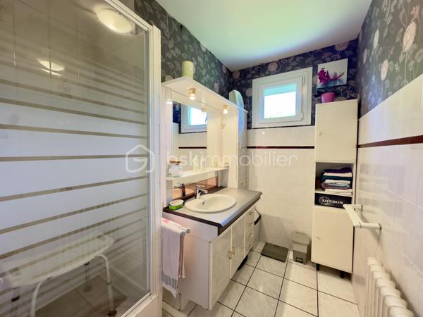 Découvrez cette jolie Maison de Plain pied, secteur EST, proche du parc du verger.

Située dans une impasse, Cette Maison de 104 m² habitables environ d'architecture de type landaise construite en 1965 sur une parcelle de 1345 m² se compose : 

- Entrée (dont couloir en L) d'une surface totale d'environ 7 m² avec 1 placard mural, desservant les pièces de vie ainsi que la partie nuit.
- Grande pièce de séjour de 30.5 m² lumineuse dont une partie salle à manger donnant accès à la terrasse orientée à l'Ouest et une partie salon avec cheminée à foyer ouvert.
- Cuisine aménagée et équipée de 9.6 m² donnant sur une arrière cuisine d'environ 16 m² et un cellier / Chaufferie de 13 m² avec chauffage, fenêtre et volet roulant.
- Deux chambres de 11.5 m² et 9.5 m² toutes deux côté jardin et équipées de placards muraux.
- Salle d'eau de 4 m².
- WC indépendant.

En complément de la surface habitable:  Combles par accès extérieur d'une surface de 22 m² au sol, dont une partie est aménagée et chauffée.

2 garages avec accès indépendant (Portail séparé), et portillon pour accéder directement au jardin.

Joli jardin clos, sans vis à vis, facile d'entretien avec un terrain plat.

Terrain composé de deux parcelles de 835 m² et 510 m² pour une superficie totale de 1345 m².

Couverture en tuile en bon état visuel, huisseries PVC double vitrage avec volets roulants électrique + volets battants PVC (sauf WC fenêtre simple vitrage bois sans volet).
Chauffage principal au fioul + cheminée à foyer ouvert (chauffage d'à point).
Raccordement tout à l'égout.

Maison des années 60 avec un très beau potentiel à proximité du centre-ville, ligne de bus à 60 mètres, accès rocade à 1 minute.
Parc du verger à 1 minute en voiture et 12 minutes à pied.