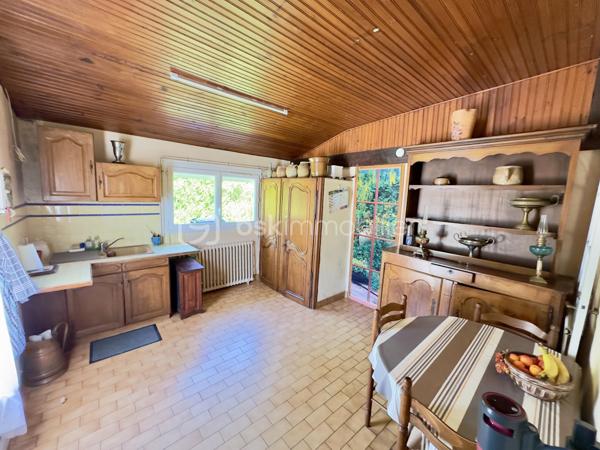 Découvrez cette jolie Maison de Plain pied, secteur EST, proche du parc du verger.

Située dans une impasse, Cette Maison de 104 m² habitables environ d'architecture de type landaise construite en 1965 sur une parcelle de 1345 m² se compose : 

- Entrée (dont couloir en L) d'une surface totale d'environ 7 m² avec 1 placard mural, desservant les pièces de vie ainsi que la partie nuit.
- Grande pièce de séjour de 30.5 m² lumineuse dont une partie salle à manger donnant accès à la terrasse orientée à l'Ouest et une partie salon avec cheminée à foyer ouvert.
- Cuisine aménagée et équipée de 9.6 m² donnant sur une arrière cuisine d'environ 16 m² et un cellier / Chaufferie de 13 m² avec chauffage, fenêtre et volet roulant.
- Deux chambres de 11.5 m² et 9.5 m² toutes deux côté jardin et équipées de placards muraux.
- Salle d'eau de 4 m².
- WC indépendant.

En complément de la surface habitable:  Combles par accès extérieur d'une surface de 22 m² au sol, dont une partie est aménagée et chauffée.

2 garages avec accès indépendant (Portail séparé), et portillon pour accéder directement au jardin.

Joli jardin clos, sans vis à vis, facile d'entretien avec un terrain plat.

Terrain composé de deux parcelles de 835 m² et 510 m² pour une superficie totale de 1345 m².

Couverture en tuile en bon état visuel, huisseries PVC double vitrage avec volets roulants électrique + volets battants PVC (sauf WC fenêtre simple vitrage bois sans volet).
Chauffage principal au fioul + cheminée à foyer ouvert (chauffage d'à point).
Raccordement tout à l'égout.

Maison des années 60 avec un très beau potentiel à proximité du centre-ville, ligne de bus à 60 mètres, accès rocade à 1 minute.
Parc du verger à 1 minute en voiture et 12 minutes à pied.