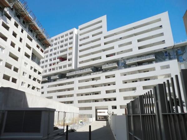 Métro national studio avec balcons vendu loué