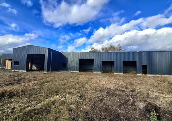 Bâtiment de 660 m² sur grand terrain à Laruscade (33620)