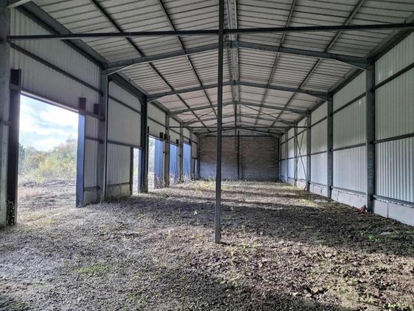 Bâtiment de 660 m² sur grand terrain à Laruscade (33620)