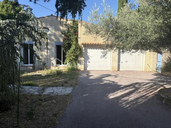 Maison plain pied sur terrain avec eau du canal de 2984 m².
Elle se compose : 1 hall, 1 séjour salon, 1 cuisine, 2 chambres, 1 wc, 1 salle d'eau, 1 studio avec salle d'eau wc. terrasse couverte et fermé. A l'extérieur : 1 piscine (coque 8x4.50), 1 abris de jardin bois et 1 métallique.
Eau du canal.
Prévoir travaux isolation de certaines fenêtres, électricité, plomberie, peinture, remise au gout du jour.
Proche des écoles. Quartier calme.