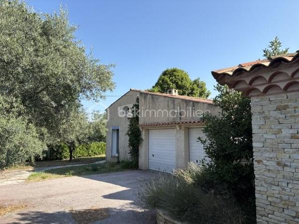 Maison plain pied sur terrain avec eau du canal de 2984 m².
Elle se compose : 1 hall, 1 séjour salon, 1 cuisine, 2 chambres, 1 wc, 1 salle d'eau, 1 studio avec salle d'eau wc. terrasse couverte et fermé. A l'extérieur : 1 piscine (coque 8x4.50), 1 abris de jardin bois et 1 métallique.
Eau du canal.
Prévoir travaux isolation de certaines fenêtres, électricité, plomberie, peinture, remise au gout du jour.
Proche des écoles. Quartier calme.