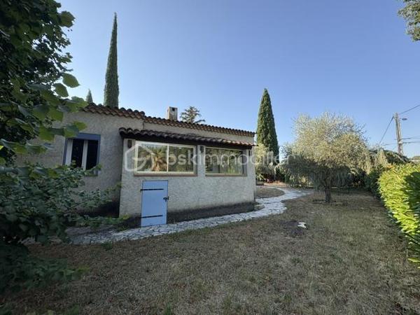 Maison plain pied sur terrain avec eau du canal de 2984 m².
Elle se compose : 1 hall, 1 séjour salon, 1 cuisine, 2 chambres, 1 wc, 1 salle d'eau, 1 studio avec salle d'eau wc. terrasse couverte et fermé. A l'extérieur : 1 piscine (coque 8x4.50), 1 abris de jardin bois et 1 métallique.
Eau du canal.
Prévoir travaux isolation de certaines fenêtres, électricité, plomberie, peinture, remise au gout du jour.
Proche des écoles. Quartier calme.