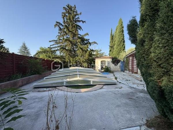 Maison plain pied sur terrain avec eau du canal de 2984 m².
Elle se compose : 1 hall, 1 séjour salon, 1 cuisine, 2 chambres, 1 wc, 1 salle d'eau, 1 studio avec salle d'eau wc. terrasse couverte et fermé. A l'extérieur : 1 piscine (coque 8x4.50), 1 abris de jardin bois et 1 métallique.
Eau du canal.
Prévoir travaux isolation de certaines fenêtres, électricité, plomberie, peinture, remise au gout du jour.
Proche des écoles. Quartier calme.