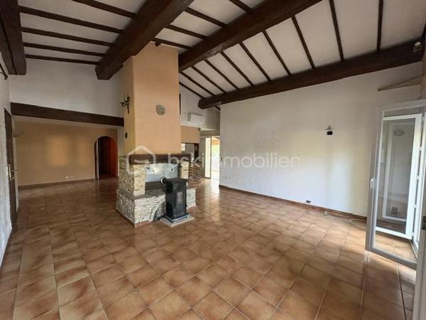 Maison plain pied sur terrain avec eau du canal de 2984 m².
Elle se compose : 1 hall, 1 séjour salon, 1 cuisine, 2 chambres, 1 wc, 1 salle d'eau, 1 studio avec salle d'eau wc. terrasse couverte et fermé. A l'extérieur : 1 piscine (coque 8x4.50), 1 abris de jardin bois et 1 métallique.
Eau du canal.
Prévoir travaux isolation de certaines fenêtres, électricité, plomberie, peinture, remise au gout du jour.
Proche des écoles. Quartier calme.