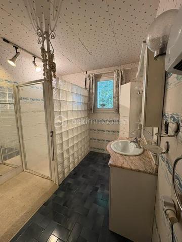 Maison plain pied sur terrain avec eau du canal de 2984 m².
Elle se compose : 1 hall, 1 séjour salon, 1 cuisine, 2 chambres, 1 wc, 1 salle d'eau, 1 studio avec salle d'eau wc. terrasse couverte et fermé. A l'extérieur : 1 piscine (coque 8x4.50), 1 abris de jardin bois et 1 métallique.
Eau du canal.
Prévoir travaux isolation de certaines fenêtres, électricité, plomberie, peinture, remise au gout du jour.
Proche des écoles. Quartier calme.