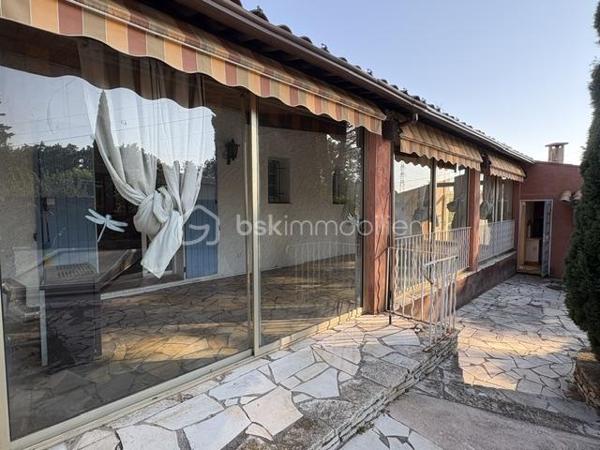 Maison plain pied sur terrain avec eau du canal de 2984 m².
Elle se compose : 1 hall, 1 séjour salon, 1 cuisine, 2 chambres, 1 wc, 1 salle d'eau, 1 studio avec salle d'eau wc. terrasse couverte et fermé. A l'extérieur : 1 piscine (coque 8x4.50), 1 abris de jardin bois et 1 métallique.
Eau du canal.
Prévoir travaux isolation de certaines fenêtres, électricité, plomberie, peinture, remise au gout du jour.
Proche des écoles. Quartier calme.