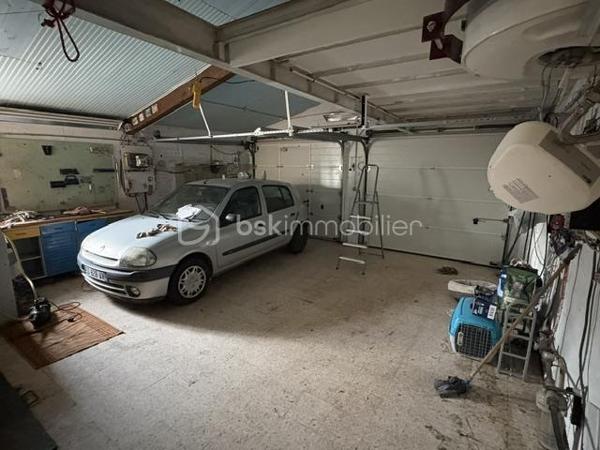 Maison plain pied sur terrain avec eau du canal de 2984 m².
Elle se compose : 1 hall, 1 séjour salon, 1 cuisine, 2 chambres, 1 wc, 1 salle d'eau, 1 studio avec salle d'eau wc. terrasse couverte et fermé. A l'extérieur : 1 piscine (coque 8x4.50), 1 abris de jardin bois et 1 métallique.
Eau du canal.
Prévoir travaux isolation de certaines fenêtres, électricité, plomberie, peinture, remise au gout du jour.
Proche des écoles. Quartier calme.