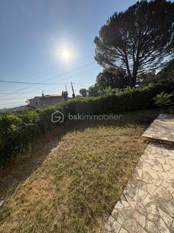 Maison plain pied sur terrain avec eau du canal de 2984 m².
Elle se compose : 1 hall, 1 séjour salon, 1 cuisine, 2 chambres, 1 wc, 1 salle d'eau, 1 studio avec salle d'eau wc. terrasse couverte et fermé. A l'extérieur : 1 piscine (coque 8x4.50), 1 abris de jardin bois et 1 métallique.
Eau du canal.
Prévoir travaux isolation de certaines fenêtres, électricité, plomberie, peinture, remise au gout du jour.
Proche des écoles. Quartier calme.