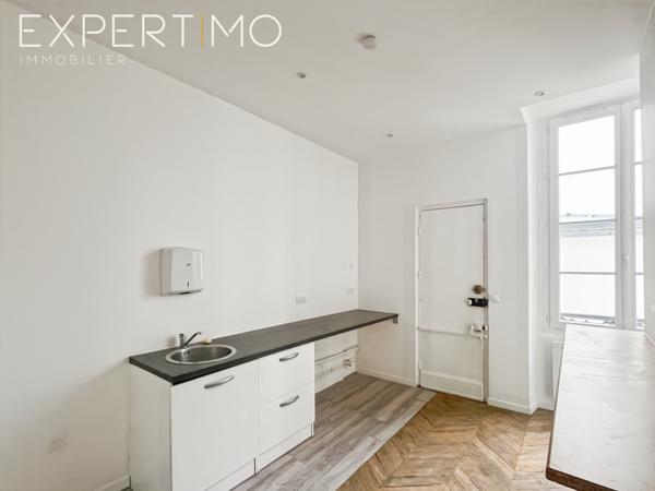 Paris (75008) A LOUER LOCAUX A USAGE MIXTE (habitation et bureaux)