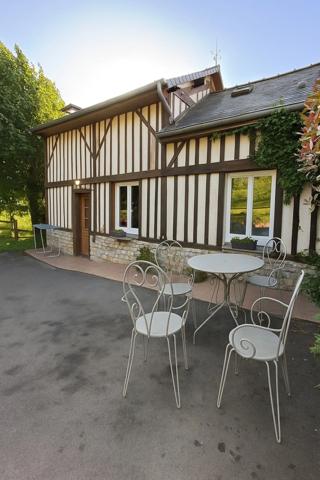 Mortain Maison de 120 m² avec gîte indépendant de 58 m² et terrain de 7 003 m² - La tranquillité de la campagne avec les avantages de la ville