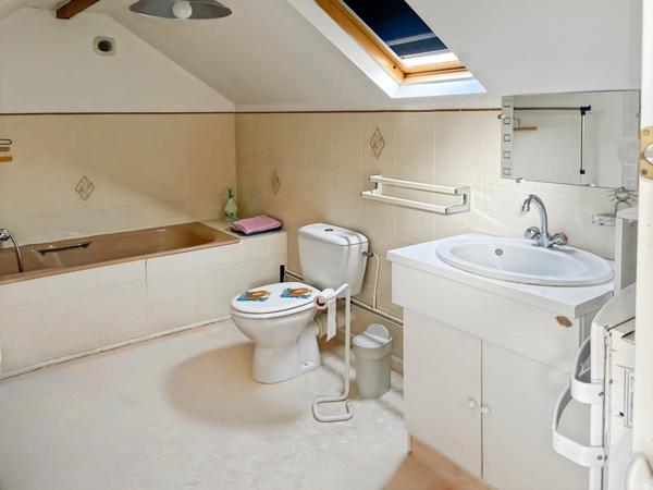 Mortain Maison de 120 m² avec gîte indépendant de 58 m² et terrain de 7 003 m² - La tranquillité de la campagne avec les avantages de la ville