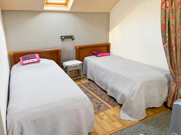 Mortain Maison de 120 m² avec gîte indépendant de 58 m² et terrain de 7 003 m² - La tranquillité de la campagne avec les avantages de la ville