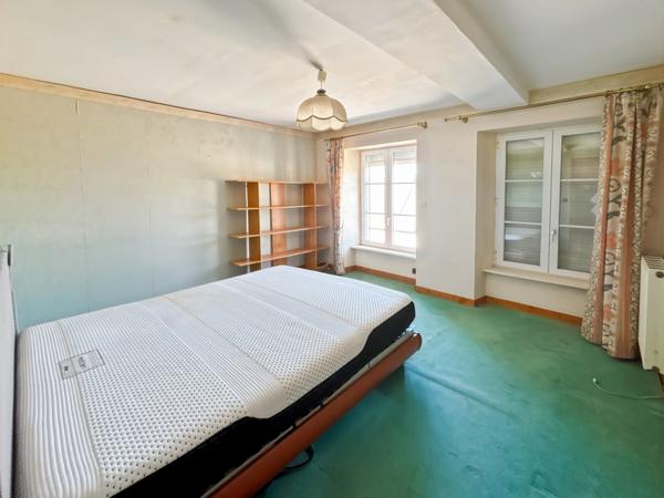 Mortain Maison de 120 m² avec gîte indépendant de 58 m² et terrain de 7 003 m² - La tranquillité de la campagne avec les avantages de la ville