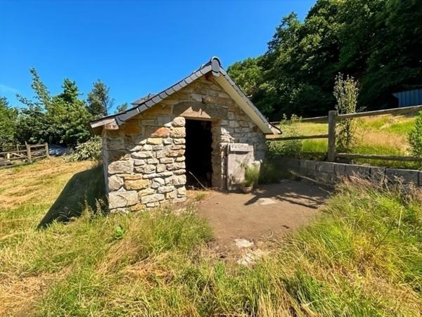 Mortain Maison de 120 m² avec gîte indépendant de 58 m² et terrain de 7 003 m² - La tranquillité de la campagne avec les avantages de la ville