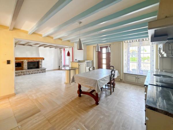 Mortain Maison de 120 m² avec gîte indépendant de 58 m² et terrain de 7 003 m² - La tranquillité de la campagne avec les avantages de la ville