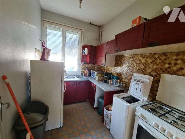 AIRAINES - Immeuble à usage d'habitation comprenant un bâtiment en façade élevé sur caves, comp...