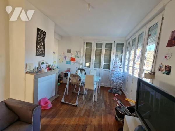 AIRAINES - Immeuble à usage d'habitation comprenant un bâtiment en façade élevé sur caves, comp...