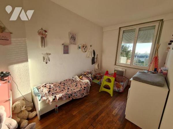 AIRAINES - Immeuble à usage d'habitation comprenant un bâtiment en façade élevé sur caves, comp...