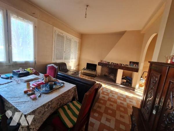 AIRAINES - Immeuble à usage d'habitation comprenant un bâtiment en façade élevé sur caves, comp...