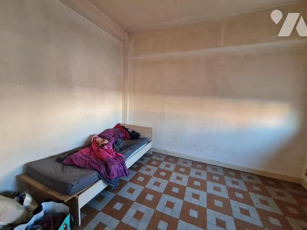 AIRAINES - Immeuble à usage d'habitation comprenant un bâtiment en façade élevé sur caves, comp...