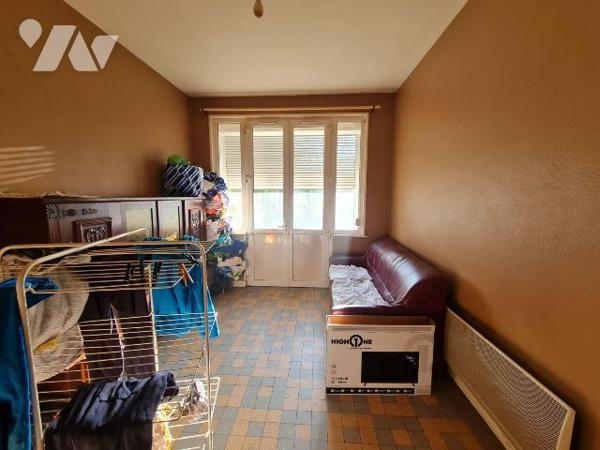 AIRAINES - Immeuble à usage d'habitation comprenant un bâtiment en façade élevé sur caves, comp...