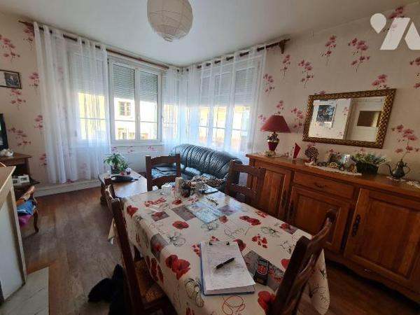 AIRAINES - Immeuble à usage d'habitation comprenant un bâtiment en façade élevé sur caves, comp...